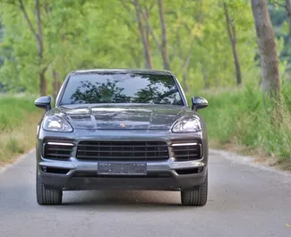 Vista frontale di un noleggio Porsche Cayenne Turbo in Becici, Montenegro ✓ Auto #12165. ✓ Cambio Automatico TM ✓ 0 recensioni.