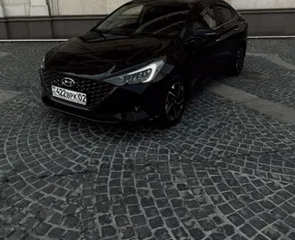 Vista frontale di un noleggio Hyundai Accent ad Almaty, Kazakistan ✓ Auto #15879. ✓ Cambio Automatico TM ✓ 0 recensioni.