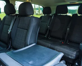 Interni di Mercedes-Benz Vito Tourer Pro in affitto in Montenegro. Un'ottima auto da 9 posti con cambio Automatico.
