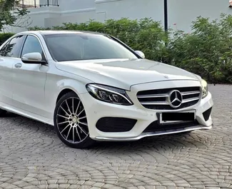 Vista frontale di un noleggio Mercedes-Benz C200 a Durazzo, Albania ✓ Auto #15633. ✓ Cambio Automatico TM ✓ 0 recensioni.