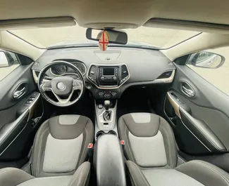 Jeep Cherokee 2017 disponibile per il noleggio a Kutaisi, con limite di chilometraggio di illimitato.