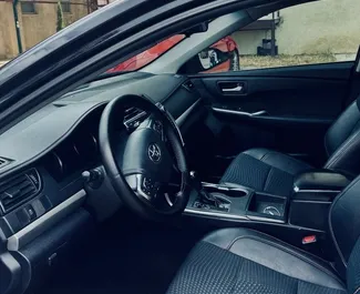 Vista frontale di un noleggio Toyota Camry a Tbilisi, Georgia ✓ Auto #15810. ✓ Cambio Automatico TM ✓ 0 recensioni.