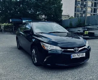 Toyota Camry 2015 disponibile per il noleggio a Tbilisi, con limite di chilometraggio di illimitato.