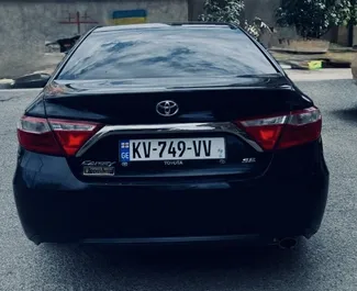 Interni di Toyota Camry in affitto in Georgia. Un'ottima auto da 5 posti con cambio Automatico.