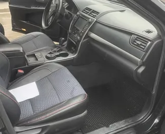 Noleggio auto Toyota Camry 2016 in Georgia, con carburante Ibrido e 260 cavalli di potenza ➤ A partire da 67 GEL al giorno.