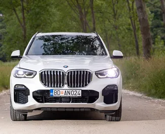 Vista frontale di un noleggio BMW X5 in Becici, Montenegro ✓ Auto #12170. ✓ Cambio Automatico TM ✓ 0 recensioni.
