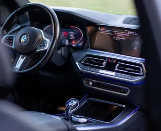 Interni di BMW X5 in affitto in Montenegro. Un'ottima auto da 5 posti con cambio Automatico.