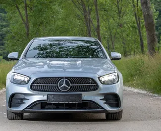 Vista frontale di un noleggio Mercedes-Benz E250 in Becici, Montenegro ✓ Auto #12157. ✓ Cambio Automatico TM ✓ 0 recensioni.