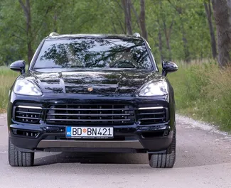 Vista frontale di un noleggio Porsche Cayenne Turbo in Becici, Montenegro ✓ Auto #12161. ✓ Cambio Automatico TM ✓ 0 recensioni.