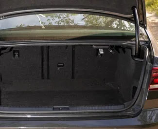 Interni di Volkswagen Passat in affitto in Montenegro. Un'ottima auto da 5 posti con cambio Automatico.