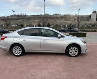 Vista frontale di un noleggio Nissan Sentra all'aeroporto di Yerevan, Armenia ✓ Auto #15874. ✓ Cambio Automatico TM ✓ 0 recensioni.