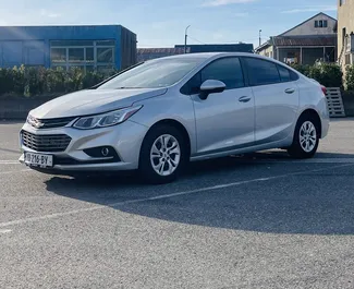 Chevrolet Cruze 2019 disponibile per il noleggio a Kutaisi, con limite di chilometraggio di illimitato.