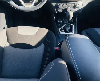 Jeep Cherokee 2017 disponibile per il noleggio a Kutaisi, con limite di chilometraggio di illimitato.