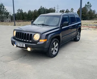 Vista frontale di un noleggio Jeep Patriot a Kutaisi, Georgia ✓ Auto #15627. ✓ Cambio Automatico TM ✓ 0 recensioni.