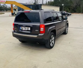 Jeep Patriot 2016 disponibile per il noleggio a Kutaisi, con limite di chilometraggio di illimitato.