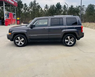 Interni di Jeep Patriot in affitto in Georgia. Un'ottima auto da 5 posti con cambio Automatico.