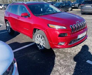 Vista frontale di un noleggio Jeep Cherokee a Kutaisi, Georgia ✓ Auto #15631. ✓ Cambio Automatico TM ✓ 0 recensioni.