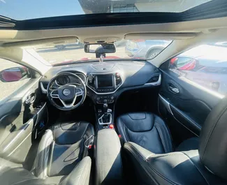Jeep Cherokee 2017 disponibile per il noleggio a Kutaisi, con limite di chilometraggio di illimitato.