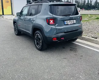 Interni di Jeep Renegade in affitto in Georgia. Un'ottima auto da 5 posti con cambio Automatico.