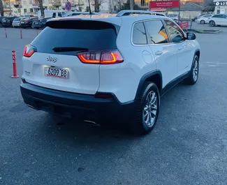 Jeep Cherokee 2020 disponibile per il noleggio a Kutaisi, con limite di chilometraggio di illimitato.