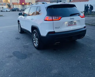 Interni di Jeep Cherokee in affitto in Georgia. Un'ottima auto da 5 posti con cambio Automatico.