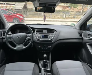 Interni di Hyundai i20 in affitto in Grecia. Un'ottima auto da 5 posti con cambio Manuale.