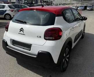 Vista frontale di un noleggio Citroen C3 a Belgrado, Serbia ✓ Auto #15829. ✓ Cambio Automatico TM ✓ 0 recensioni.