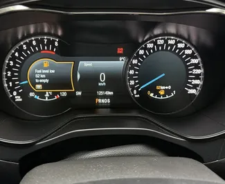 Interni di Ford Mondeo in affitto in Georgia. Un'ottima auto da 4 posti con cambio Automatico.