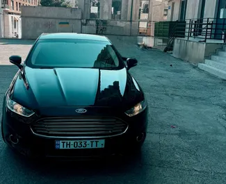 Vista frontale di un noleggio Ford Fusion Sedan a Tbilisi, Georgia ✓ Auto #15811. ✓ Cambio Automatico TM ✓ 0 recensioni.