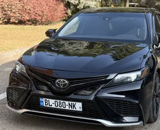 Noleggio auto Toyota Camry 2020 in Georgia, con carburante Benzina e 175 cavalli di potenza ➤ A partire da 160 GEL al giorno.