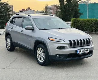 Vista frontale di un noleggio Jeep Cherokee a Kutaisi, Georgia ✓ Auto #15628. ✓ Cambio Automatico TM ✓ 0 recensioni.