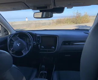 Interni di Mitsubishi Outlander in affitto in Georgia. Un'ottima auto da 7 posti con cambio Automatico.