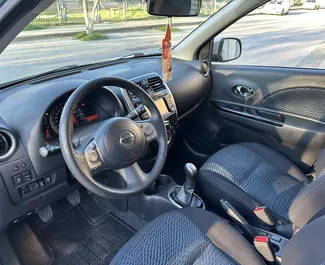 Interni di Nissan Micra in affitto in Grecia. Un'ottima auto da 5 posti con cambio Manuale.
