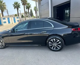Motore Benzina da L di Mercedes-Benz E-Class 2024 per il noleggio a Tunisi.