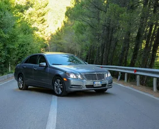 Vista frontale di un noleggio Mercedes-Benz E-Class a Tirana, Albania ✓ Auto #9979. ✓ Cambio Automatico TM ✓ 0 recensioni.