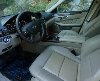 Mercedes-Benz E-Class 2013 disponibile per il noleggio a Tirana, con limite di chilometraggio di illimitato.