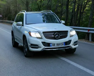 Vista frontale di un noleggio Mercedes-Benz GLK a Tirana, Albania ✓ Auto #13971. ✓ Cambio Automatico TM ✓ 0 recensioni.
