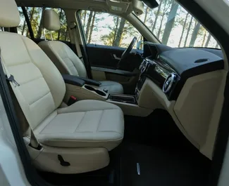 Mercedes-Benz GLK 2015 disponibile per il noleggio a Tirana, con limite di chilometraggio di illimitato.
