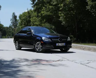 Vista frontale di un noleggio Mercedes-Benz C-Class a Tirana, Albania ✓ Auto #10549. ✓ Cambio Automatico TM ✓ 0 recensioni.