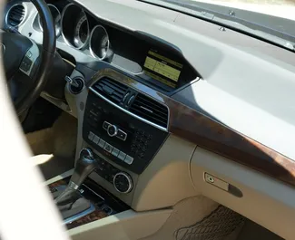 Mercedes-Benz C-Class 2012 disponibile per il noleggio a Tirana, con limite di chilometraggio di illimitato.