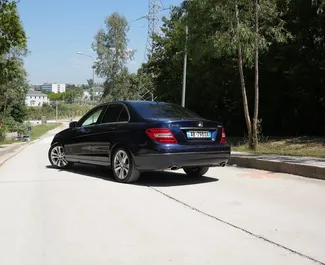 Interni di Mercedes-Benz C-Class in affitto in Albania. Un'ottima auto da 5 posti con cambio Automatico.