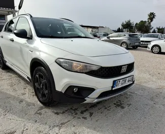 Vista frontale di un noleggio Fiat Egea Cross all'aeroporto di Antalya, Turchia ✓ Auto #15534. ✓ Cambio Manuale TM ✓ 0 recensioni.