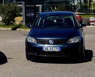 Vista frontale di un noleggio Volkswagen Golf Plus a Tirana, Albania ✓ Auto #15749. ✓ Cambio Automatico TM ✓ 0 recensioni.