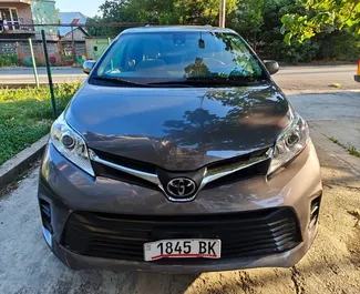 Vista frontale di un noleggio Toyota Sienna all'aeroporto di Kutaisi, Georgia ✓ Auto #15641. ✓ Cambio Automatico TM ✓ 0 recensioni.