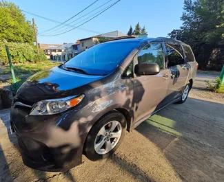 Toyota Sienna 2018 disponibile per il noleggio all'aeroporto di Kutaisi, con limite di chilometraggio di illimitato.