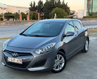 Vista frontale di un noleggio Hyundai i30 a Tirana, Albania ✓ Auto #15726. ✓ Cambio Automatico TM ✓ 0 recensioni.