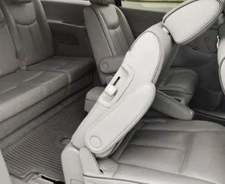 Vista frontale di un noleggio Nissan Quest a Tbilisi, Georgia ✓ Auto #15744. ✓ Cambio Automatico TM ✓ 0 recensioni.
