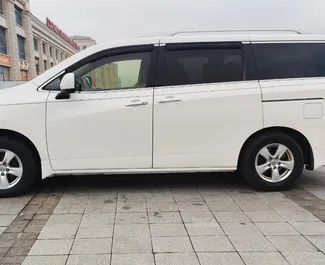 Nissan Quest 2014 con sistema A trazione anteriore, disponibile a Tbilisi.