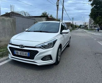 Vista frontale di un noleggio Hyundai i20 a Tirana, Albania ✓ Auto #15725. ✓ Cambio Manuale TM ✓ 0 recensioni.