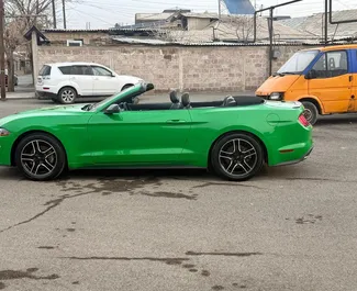 Vista frontale di un noleggio Ford Mustang Cabrio a Yerevan, Armenia ✓ Auto #15484. ✓ Cambio Automatico TM ✓ 0 recensioni.